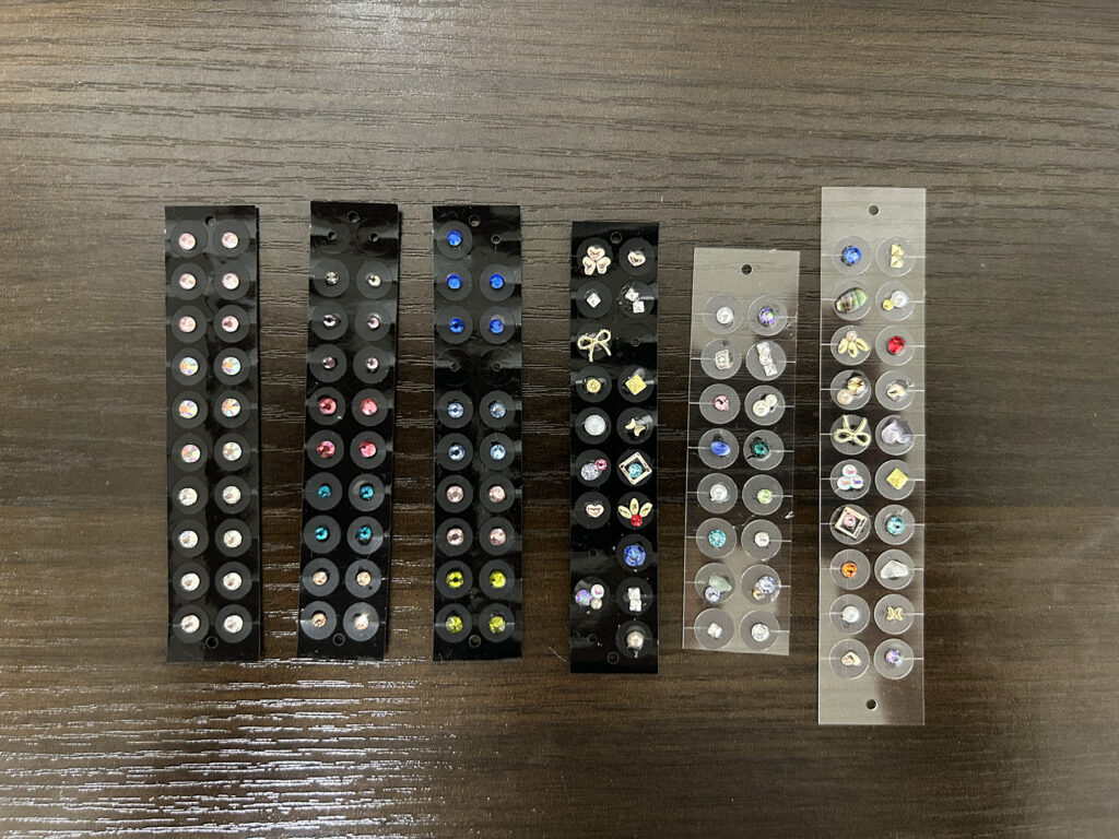 耳つぼジュエリーはひとつ一つ手作りしています