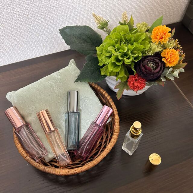 こんにちは。今年最初のワークショップのご案内です。

1月の季節のワークショップは
「アロマで作る自然香水」です。

1月18日（日）
11:00〜12:00、14:00〜15:00

1月24日（土）
13:00〜14:00、15:00〜16:00

各定員２名：参加費3,300円(税込）

今回は新年１回目のワークショップなので、気持ちを上げてくれたり、お守りみたいに使ってもらえたらいいなと思い初の香水作りに決めました！

香りの歴史は紀元前3000年ほど前まで遡ります。宗教儀式や魔除け、デオドラントや権力の象徴などに用いられ、合成香料の発明により多くの人に普及され、今ではファッションとして利用されています。

昔の人が身の回りの花やハーブを用いていたように、アロマを使って自然な香りの香水を作ります！

香水は賦香率（ふこうりつ）によって香りの種類がパルファム、オードパルファム、オードトワレ、オーデコロンと分かれます。

今回は軽やかな香りで最もポピュラーな、初心者にもおすすめのオードトワレ（5～10%）を作ります。
香りの持続時間3～4時間ほどです。

▼詳細ページはこちら
https://www.with-aroma.jp/season_workshop/202601ws/

１回目は今週の日曜です。
ご興味のある方は、お気軽にご参加ください。

日程の合わない方は、都合の良い日時でご相談ください。

ご参加お待ちしております。