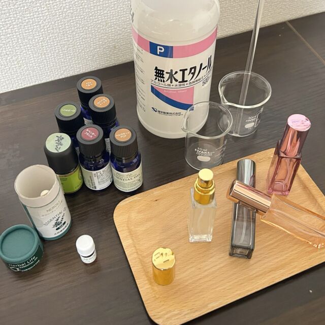 こんにちわ。明日はワークショップDAY
「アロマで作る自然香水」です。

1月18日（日）
11:00〜12:00、14:00〜15:00

今回は軽やかな香りで最もポピュラーな、初心者にもおすすめのオードトワレ（5～10%）を作ります。
香りの持続時間3～4時間ほどです。
ご予約は本日18時までです。

次回は24日（土）
13:00〜14:00、15:00〜16:00

各定員２名：参加費3,300円(税込）

一緒に自分だけのオリジナルの香りを作りましょう！

▼詳細ページはこちら
https://www.with-aroma.jp/season_workshop/202601ws/

サンプルは、世界最古の香水「ケルンの水」の香りを再現しました。

ケルンの水とは、17世紀末にイタリア人の理髪師フェミニスが、ドイツのケルンで売り出した「オーアドミラブル(素晴らしい水)」で、高濃度のアルコールにハーブを漬けて香水だけでなく胃薬としても使える万能なものだったようです。

この香水を当時ドイツにいたフランス兵が祖国に持ち帰り、フランスで広まったとされています。

今でも有名な「4711」シリーズで多くの人に愛されてる香りです。

＜レシピ＞
無水エタノール10ml
ベルガモット　6滴
スィートオレンジ　3滴
レモン　2滴
ラベンダー　1滴
ローズマリー　1滴
ネロリ　1滴
プチグレン　1滴

とても爽やかな香りです。
ぜひ作ってみてくださいね。