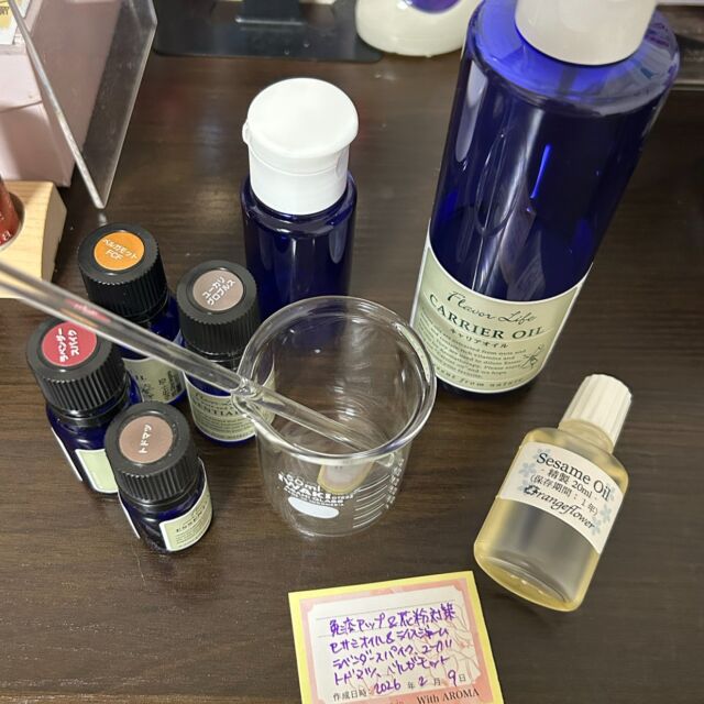 昨日は本当に寒かったですね。2月が一番寒さが厳しいですね。
とはいえ立春。暦の上では春。
それまで、体調管理気をつけて過ごしましょう。

さて2月のブレンドのテーマは、
「免疫アップ＆花粉対策」です。

ベースオイルは、
ライスジャーム＆セサミオイル

精油は
ユーカリグロブルス
ラベンダースパイク
トドマツ
ベルガモットの

スッキリ爽快な香りです。

風邪やインフルエンザ、これから始まる花粉などのウィルスに負けないように、抗ウイルス作用に優れて精油をブレンドしました。

▼詳細はこちら
https://www.with-aroma.jp/news/month-blend/202602refleb/

冷えは万病の元と言われますが、足からの冷えは腰に入り、婦人科系のトラブルの原因になると言われています。

服装には注意して、特に下半身を温めることを心掛けてください。

また首周りや手首、腰など大きな血管が通っている所を温めると体全体が温まりやすくなります。

アロマも体に酸素を届け、代謝と免疫アップに役立ちます。

寒くて外に出たくない日が続きますが、お身体の冷えや食欲不振、睡眠不足、身体が怠いなど、リフレクソロジーがお勧めです。

ぜひご活用下さい。