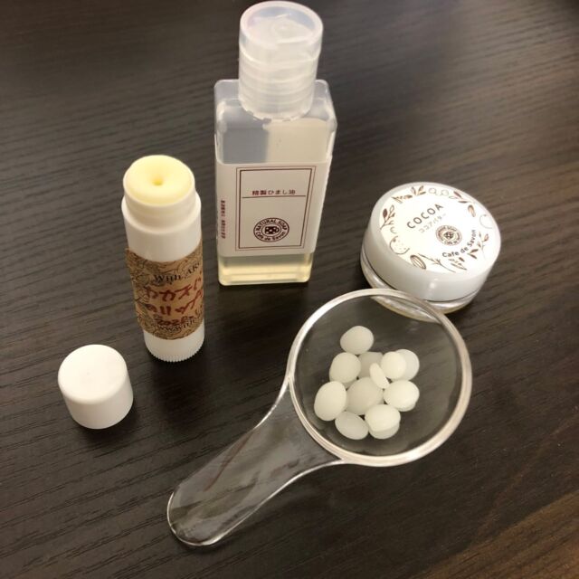 今日は暖かいですね。
Happy Valentine Day♪

明日のワークショップは
「カカオバターで作るリップクリーム＆リップグロス」です。

乾燥から唇をケアするアイテム２点です！

２月15日（日）
14:00〜15:00

14時からのお時間まだ空きがあります！
各定員２名：2,750円（税込）

受付は本日18時までです。

今日はバレンタインですね。
チョコレートの甘い香りって、ほっこり癒されませんか。

カカオの身から取れるカカオバターは優しいチョコレートの香りがするんです。

カカオバターには、パルミチン酸、オレイン酸、ビタミンEなど肌にとってもいい成分がたくさん含まれています。

リップグロスも、ひまし油とナチュラルな鉱物由来のもで着色し肌にやさしく、なめらかな使い心地が特徴です。

▼詳細ページはこちら
https://www.with-aroma.jp/season_workshop/202602ws/

次回は
２月28日（土）
13:00〜14:00、15:00〜16:00

日程の合わない方は都合の良い日時でご相談ください。

ご参加お待ちしております。