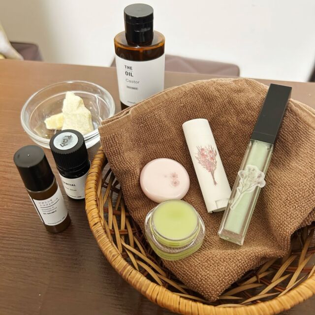 今日はリクエストで先月の「カカオバターで作るリップクリーム」のワークショプでした。

明るい色のグロスは持ってるということで、ツヤだしカラーのブルーと青色の精油ヤロウでオリジナルなリップグロスができました。

さて、明日は「スクラブソルト」のワークショップです。

３月１５日（日）
11:00〜12:00、
14:00〜15:00

定員各２名：２,750円（税込）

優しい香りを楽しみながら、むくみ解消や角質除去に役立ちます。

洗い上がり、ツルツルで気持ちいいですよ。

スクラブソルト 60gを作り、その日にお持ち帰りいただけます

次回は２８日（土）日
13:00〜14:00、15:00〜16:00です。

日程が合わない方はご都合の良い日時でご相談ください。