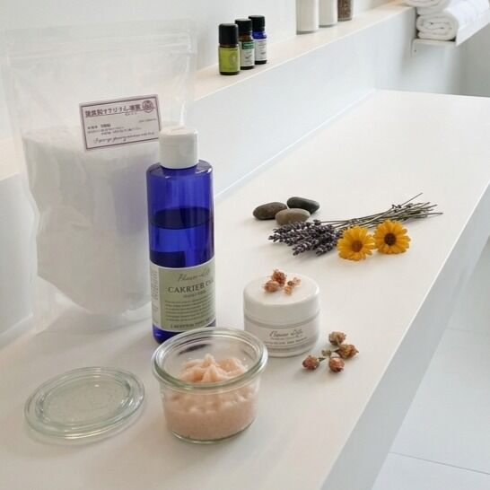 こんにちは。明日はワークショップDAYです！今月は「スクラブソルト」です。

３月２８日（土）
13:00〜14:00
15:00〜16:00

各定員２名：2,750円(税込）

スクラブソルト 60gを作り、その日にお持ち帰りいただけます。

まだ、どちらのお時間も受付可能です。
締切は本日18時までです。
ご予約忘れはありませんか？

寒いのに足がむくんでると感じることはないですか？この季節は体に水分を溜め込みやすいんです。

3月は寒暖差や生活環境の変化によって、1年の中でも特に足がむくみやすい時期です。原因は自律神経の乱れにより血管の収縮・拡張のコントロールがうまくいかず、血流が滞ってむくみにつながります。

そこでお風呂でリラックスしながら、むくみケアができるスクラブソルトを作りたいと思います。

▼詳細ページはこちら
https://www.with-aroma.jp/season_workshop/202603ws/

シアバター入りなので、洗い上がりがしっとりしますよ。
ぜひ使ってみて欲しいおすすめアイテムです。

気になる方は、ぜひご参加ください。

日程の合わない方は都合の良い日時でご相談ください。