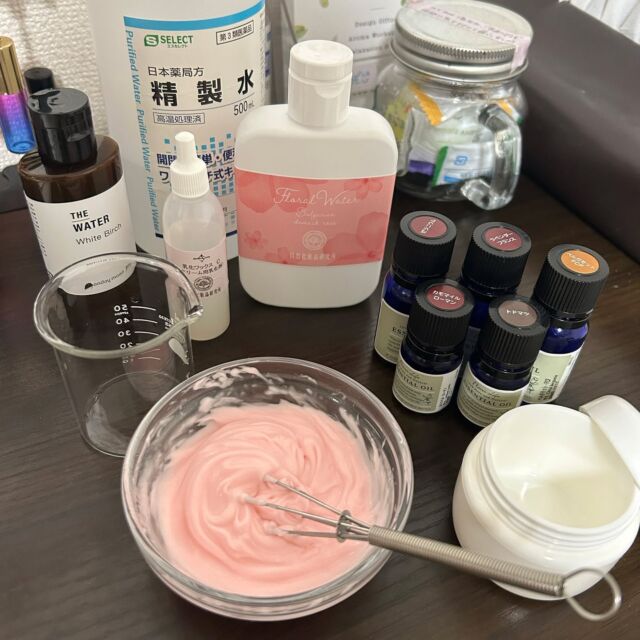 今日は１日雨ですね。
季節のワークショップのお知らせです。

今月は春の揺らぎ肌対策！
「紫根クリーム」作りです。

４月２５日（土）
13:00〜14:00（受付終了）
15:00〜16:00

定員２名：2,750円（税込）

伝統の和漢植物「紫根」の力で、優しくいたわってあげませんか？

✅ 肌荒れ・赤みが気になる

✅ 花粉で肌がムズムズする

✅ 安心できる成分でケアしたい

そんな方にぴったりの、鮮やかなピンク色のクリームです。

紫根クリーム50gを作りその日にお持ち帰りいただけます。

もちろん精油で好きなオリジナルの香りが作れるのも魅力です。

高価な精油は、アロマウォーターをご用意しています。

・クロモジウォーター
・ネロリウォーター
・サンダルウッドウォーター
・ローズウォーターなど

その日にお持ち帰りいただけるので、その晩のケアからすぐにお使いいただけます。

▼詳細ページはこちら
https://www.with-aroma.jp/season_workshop/202604ws/

初心者を対象に少人数で開催しおります。

アロマにちょっと興味がある
手作りが好きなど、
お気軽にご参加ください。

日程が合わない方は、ご都合の良い日時でご相談ください。

【お申し込み】24日（金）18:00まで受付中！
詳細・お申し込みはプロフィールのリンク、または下記URLからどうぞ。

26日（日）13時〜
初めてのアロマ講座
〜ルームスプレー作り〜

30日（木）15時〜
アロマバスソルト

開催決定です。
リクエストも受付ておりますので、お気軽のお問合せください。