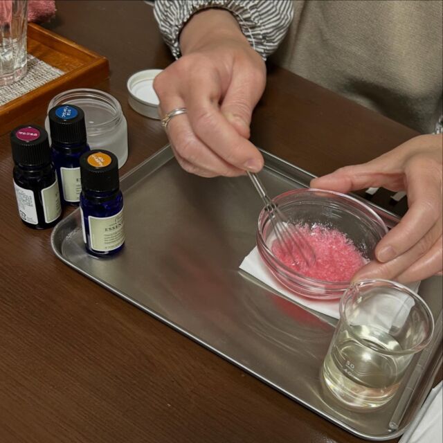 本日もワークショップにご参加ありがとうございます。

混合肌が悩みということで、
ネロリウォーターと
ゼラニウム
ベルガモット
フランキンセンスのブレンド。

すっかりとする良い香りのクリームができました。

▼詳細ページはこちら
https://www.with-aroma.jp/season_workshop/202604ws/

次回は４月２５日（土）
13:00〜14:00、
15:00〜16:00です。

ご興味がございましたら、是非ご参加ください。