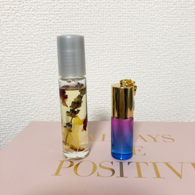こんにちは。明日はワークショップDAY♪「ロールオンアロマ」です。

お守りのように手軽に香りを持ち歩ける、ロールオンアロマは、アロマ香水とも呼ばれる、コロコロと肌に滑らせ香りを楽しめます。

この時期、気温差や生活リズムの変化で体に不調を感じやすいタイミング。

そんな日はアロマの香りで気分を切り替えてみるのもおすすめです。

5月23日(土)
13:00〜、15:00〜

各定員２名：所要時間1時間
2,750円（税込）

ロールオン10ml１本または、ミニロールオン5ml ２本のいずれかを作り、その日にお持ち帰りいただけます。

▼詳細ページはこちら
https://www.with-aroma.jp/season_workshop/202605ws/

今年はウッドキャップにピンクとフロストの可愛いボトルもご用意しております。
ドライフラワーを入れてのアレンジや紫根オイルを入れて鮮やかなピンクのオイルに変更などアレンジも可能です。

初心者を対象に少人数で開催しおります。

アロマにちょっと興味がある
手作りが好きなど、
お気軽にご参加ください。

日程が合わない方は、ご都合の良い日時でご相談ください。

【お申し込み】本日18:00まで受付中！
詳細・お申し込みはプロフィールのリンク、または下記URLからどうぞ。