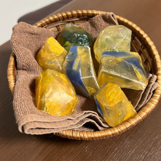 今日はリクエストの宝石せっけんWSでした。石けん無くなった・・・という事でまた作りにきてくれたリピーターさんです。

形も色も、自由できっとで３〜４個作れます。

丸い形が手にフィットして、泡立ちもよく使いやすいのが特徴です。

気になる方は、ぜひお問い合わせください。
ただ材料が欠品しておりますので、１週間ほど余裕を持ってご予約ください。