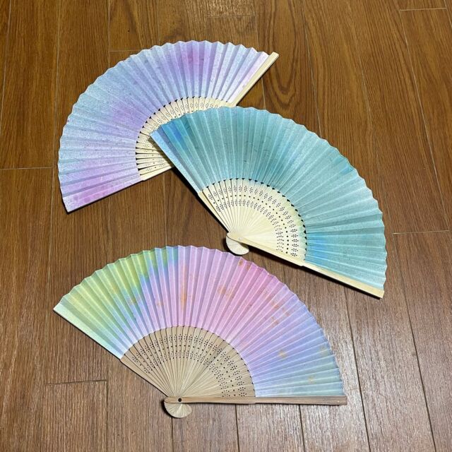 こんにちわ。今日も猛暑ですね。
雨が多かったので梅雨明けいつかなって調べたら７月８日に梅雨明けしてました。

さて季節のワークショップのお知らせです。今月は
「ハーブで染めるカラフル扇子」です。

バタフライピーというハーブから、青・緑・ピンクの３色のカラーを作って白の扇子を着色していきます。

7月19日（日）
11:00〜12:00、14:00〜15:00

7月25日（土）
13:00〜14:00、15:00〜16:00

各定員2名：2,750円（税込）です。

▼詳細はこちら
https://www.with-aroma.jp/season_workshop/202607ws/

緑には、ペパーミントの精油もブレンドしてあるので、優しい風といっしょに爽やかな香りが楽しめます。

準備の都合上、１９日の受付は本日１８時までです。

お気軽にご参加ください。