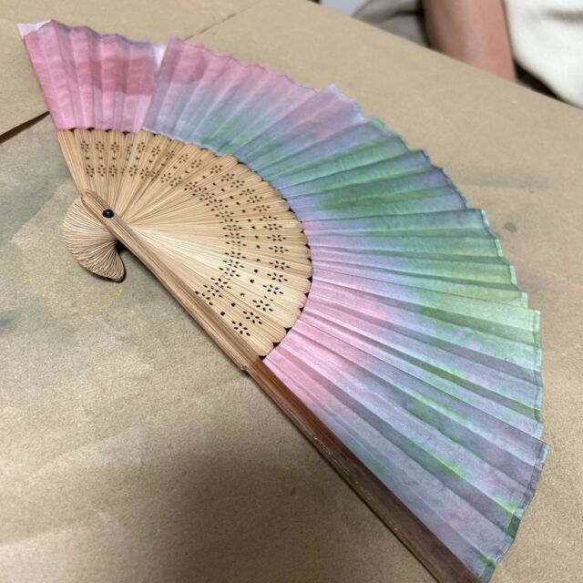 今月の季節のワークショップは「ハーブで染めるカラフル扇子」でした。

昨日ご来店のお客様は、コロナ前に初めてのアロマ講座を受講してくれたお客様で、「あれからアロマに興味が出てアロマ検定の１級の試験を受けて合格しました」という嬉しいご報告を受けました。

そして世界に1つのオリジナルの扇子が作れてよかったですと喜んでくださって、私もとてもう嬉しかったです。

お客様がお帰りになった後、私も１年経って色褪せてきていた扇子をもう一度リメイク。

一度受講されて色褪せてしまってもまた上から着色してご利用いただけたらと思います。

ぜひ、夏祭りに扇子を忍ばして夏を楽しんでくださいね。

来月のワークショップ何にしようか悩み中。決まり次第お知らせします。

またリクエストでの開講も可能ですので、ご興味や作りたいものがありましたら、都合の良い日時でご相談ください。